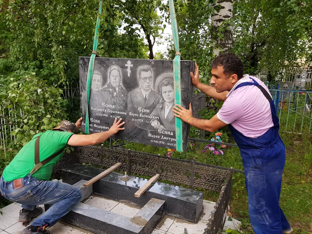 Гравировка портретов на гранитном памятнике