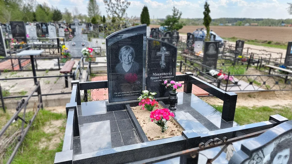 Двойной гранитный памятник с гравировкой портрета