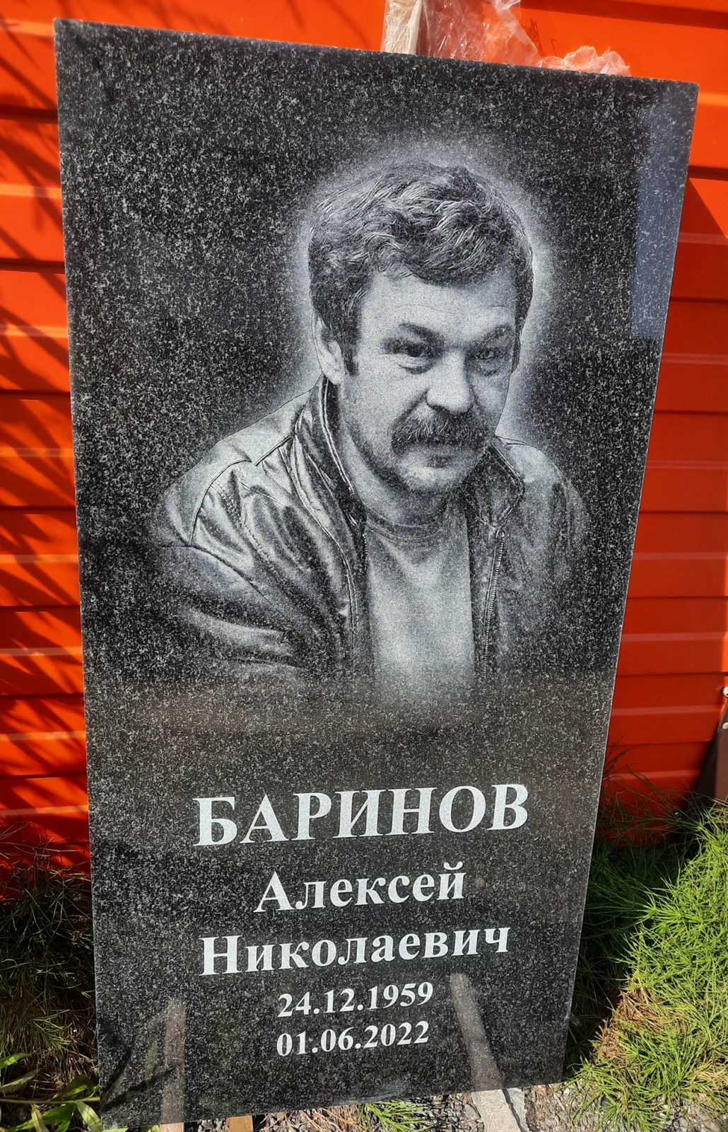 Процесс гравировки памятника на производстве компании «Монумент»