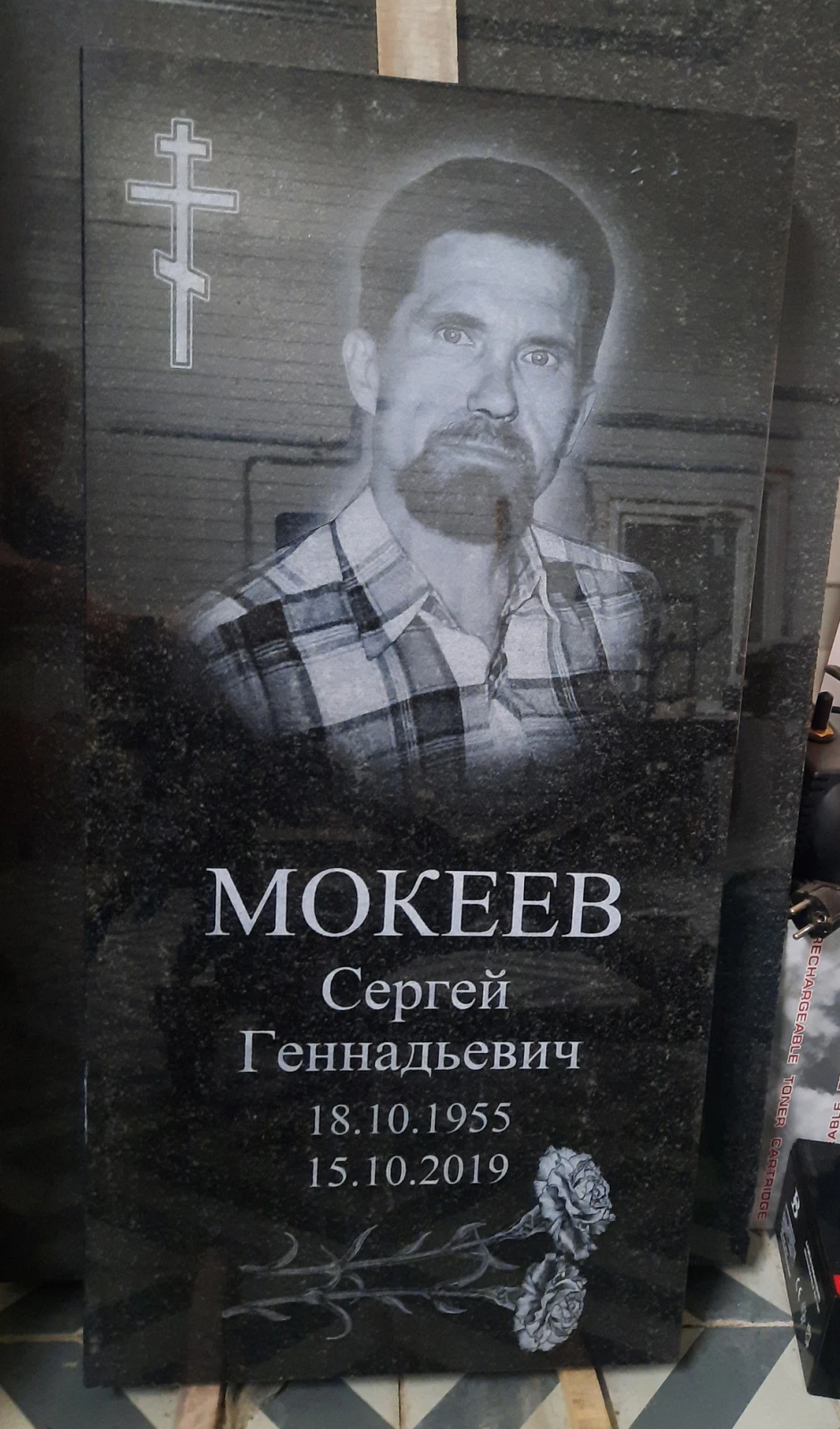 Процесс гравировки памятника на производстве компании «Монумент»